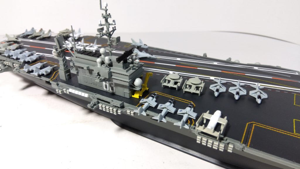 空母キティーホークのプラモ右斜め上接近画像