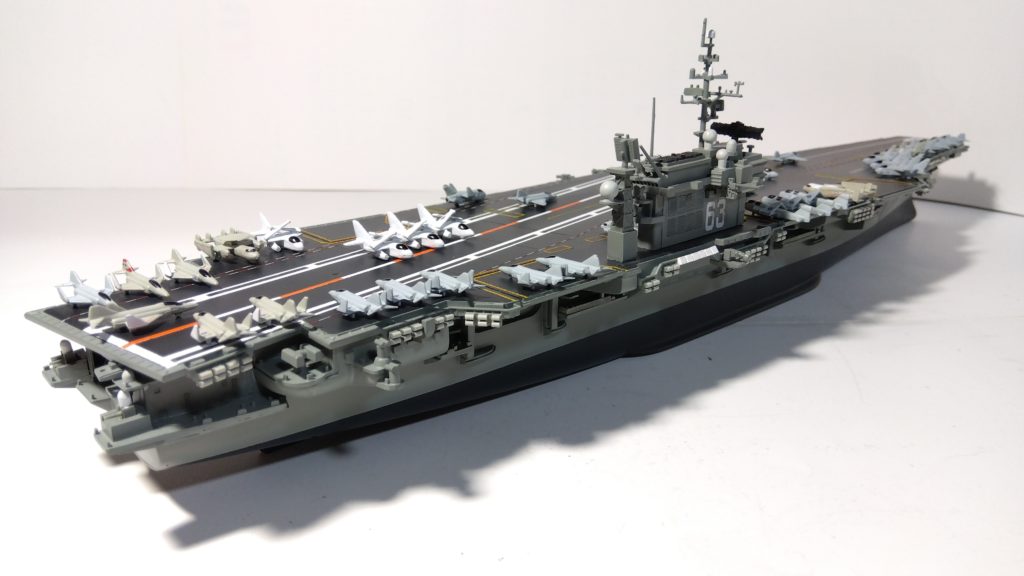 空母キティーホークのプラモ右斜め後ろ画像