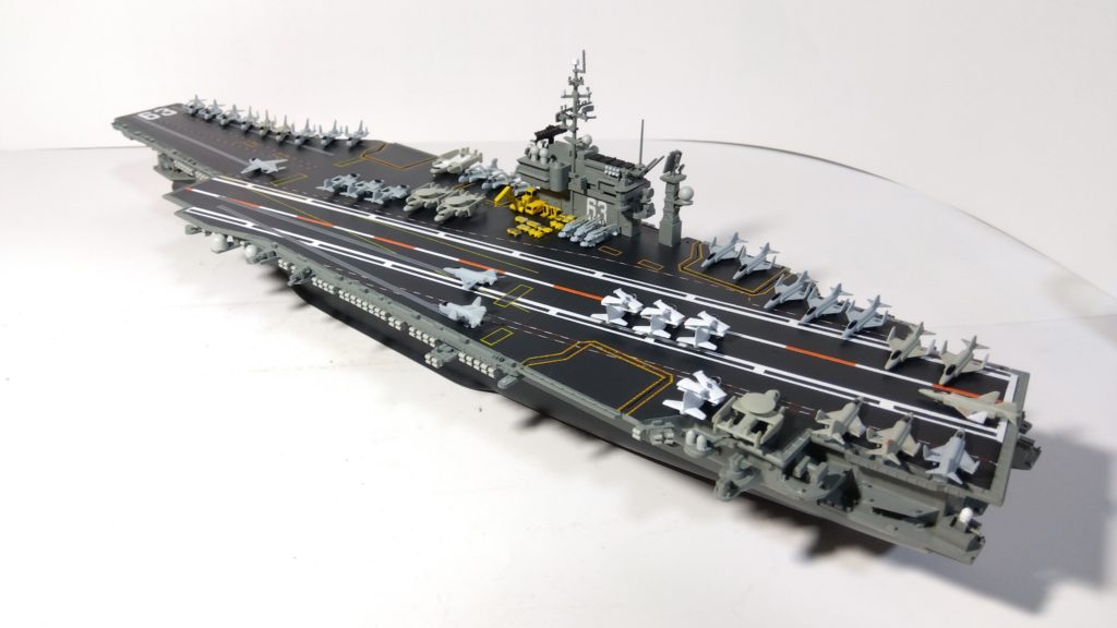 空母キティーホークのプラモ左斜め後ろ画像