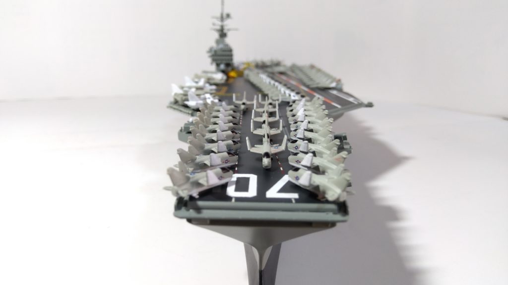 空母カールビンソンのプラモ正面画像