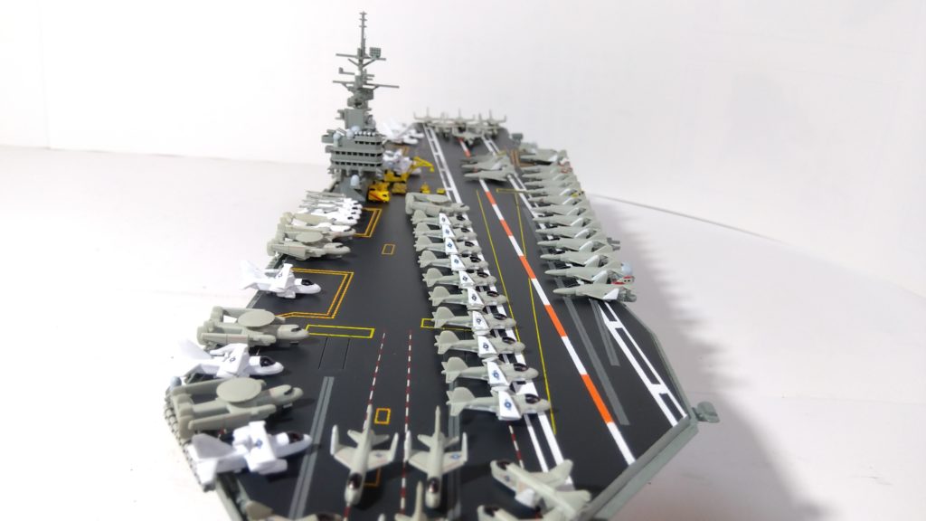 空母カールビンソンのプラモ正面接近画像