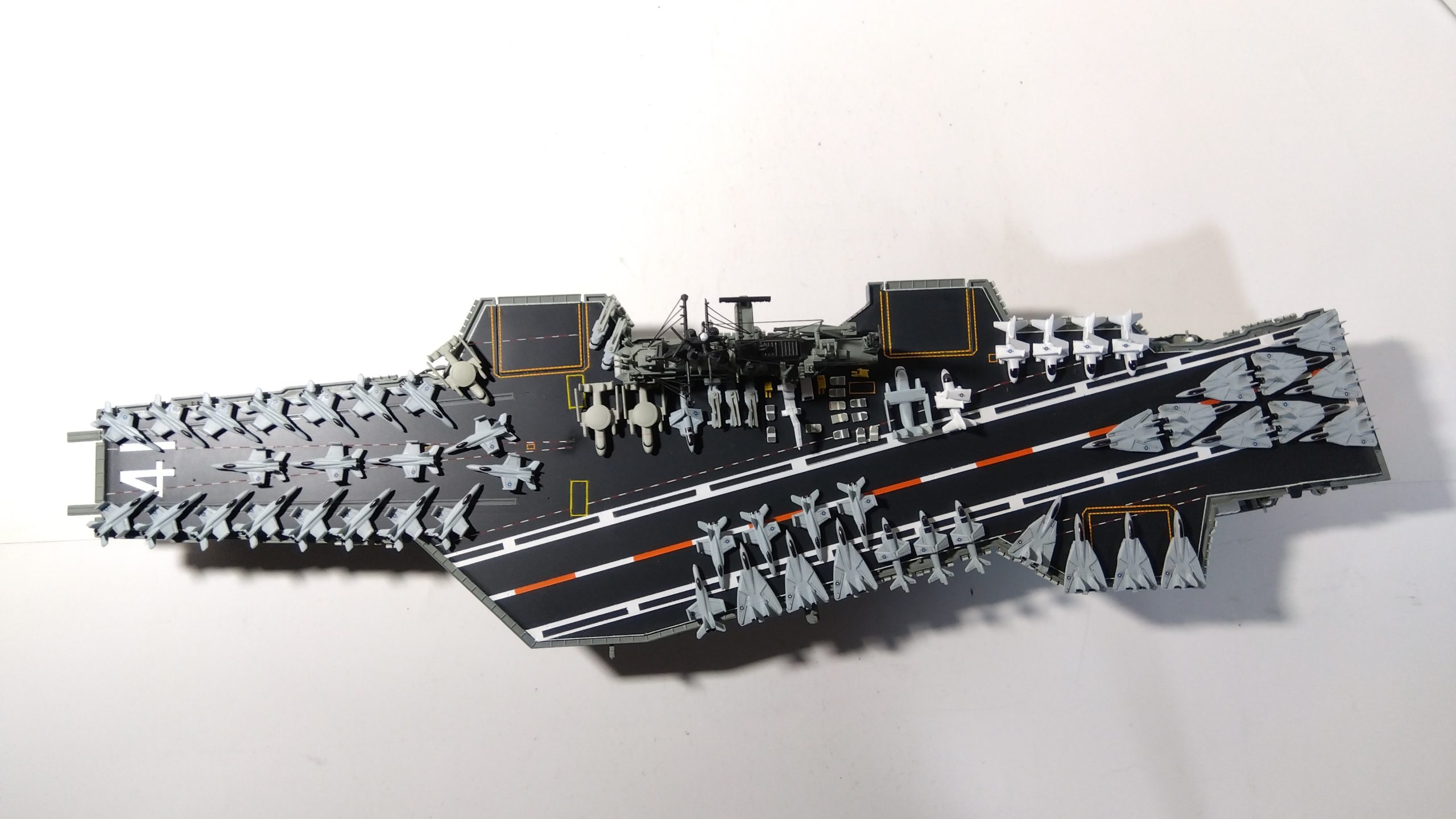 空母ミッドウェイ甲板に飛行機たくさん載せてる