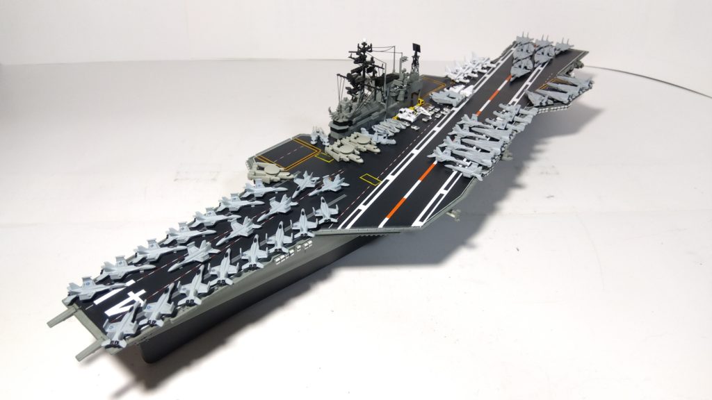 空母ミッドウェイプラモデル斜め上画像
