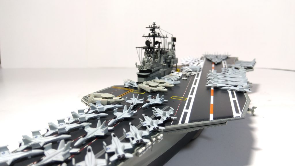 空母ミッドウェイプラモデル甲板接近画像