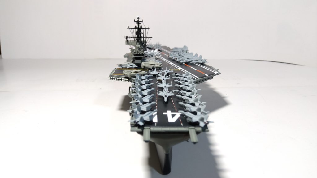 空母ミッドウェイプラモデル正面画像