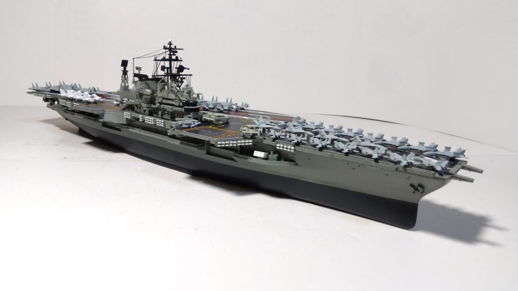 空母ミッドウェイプラモデル右斜め上画像