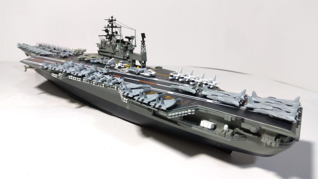 空母ミッドウェイプラモデル斜め後ろ画像
