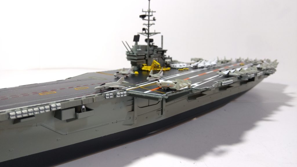 空母インディペンデンスのプラモ左側斜め上接近画像