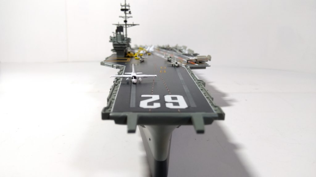 空母インディペンデンスのプラモ正面画像