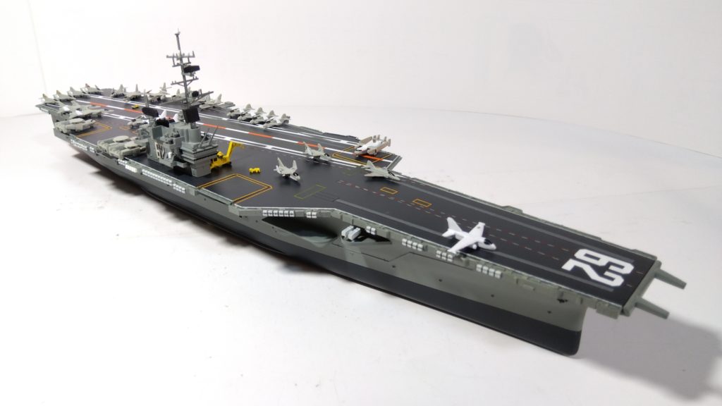 空母インディペンデンスのプラモ右斜め上画像