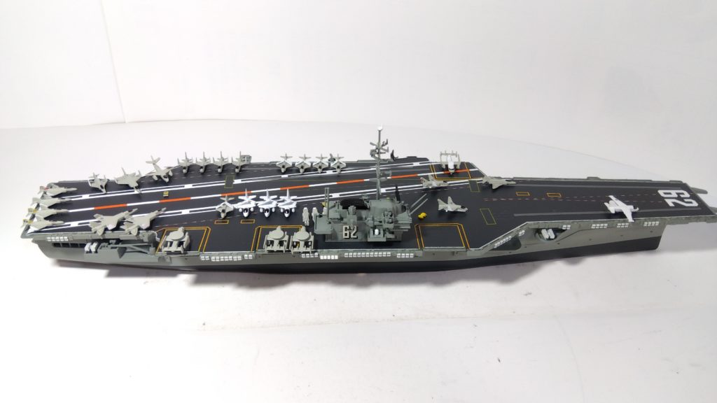 空母インディペンデンスのプラモ右側斜め上全体画像