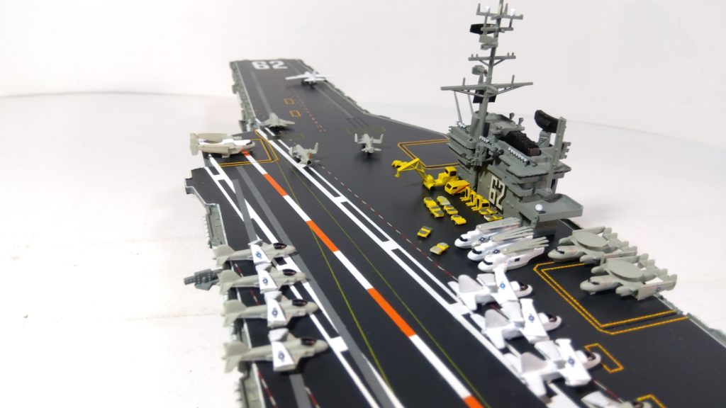空母インディペンデンスのプラモ左斜め後ろ接近画像