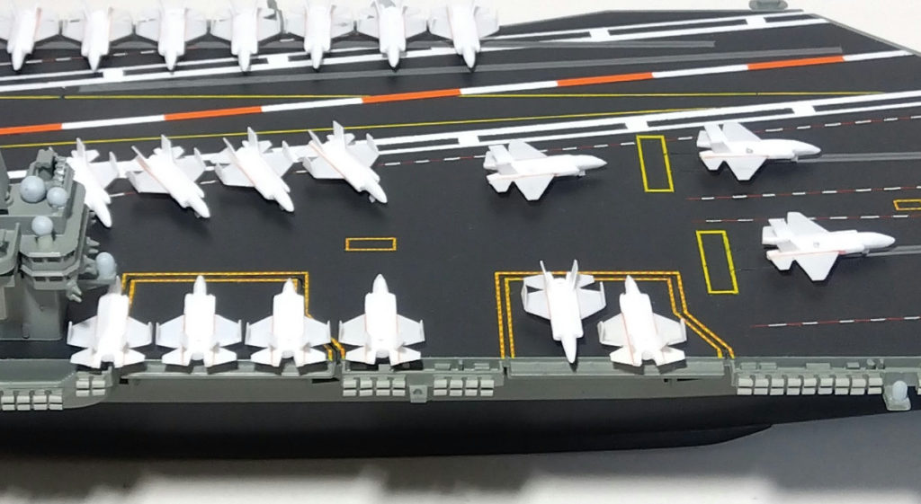 空母カールビンソンのプラモ右側接近画像