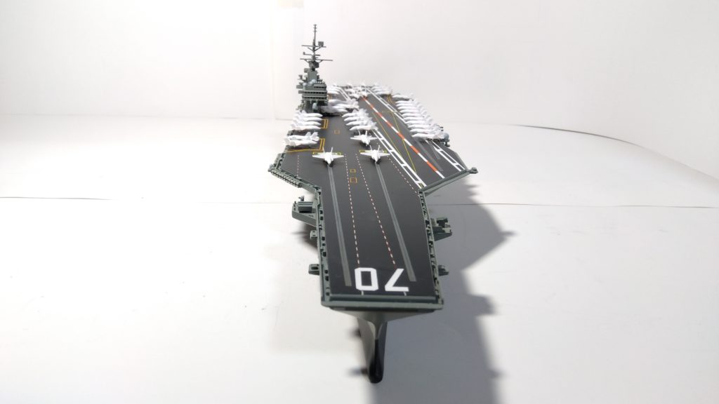 空母カールビンソンのプラモ正面画像