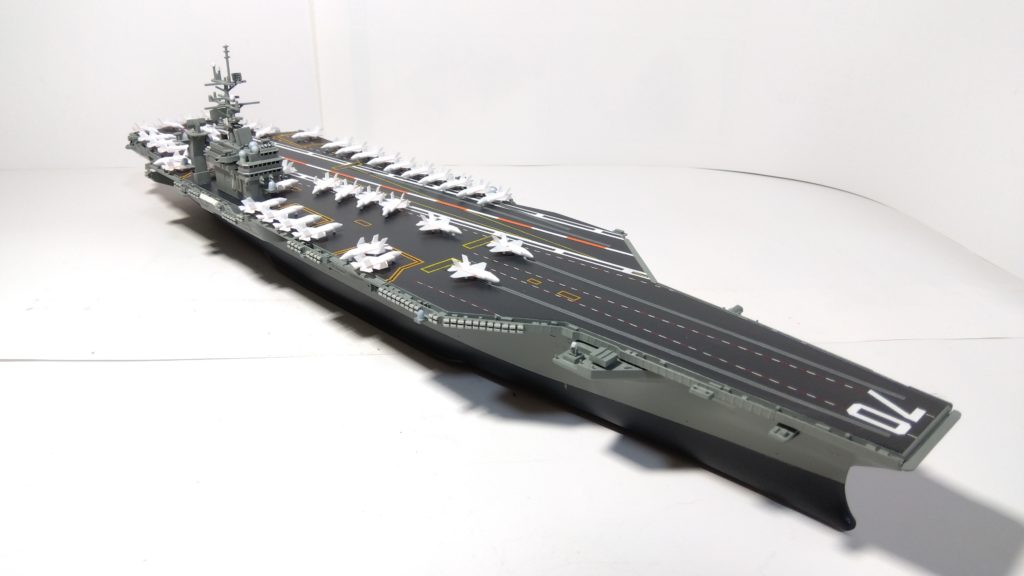 空母カールビンソンのプラモ右斜め上画像