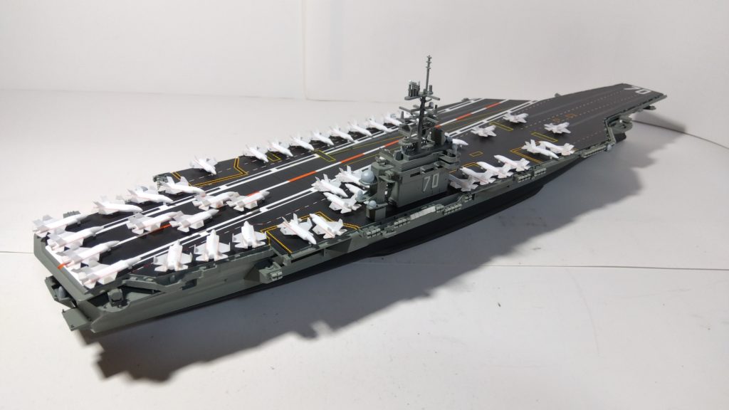 空母カールビンソンのプラモ右斜め後ろ画像