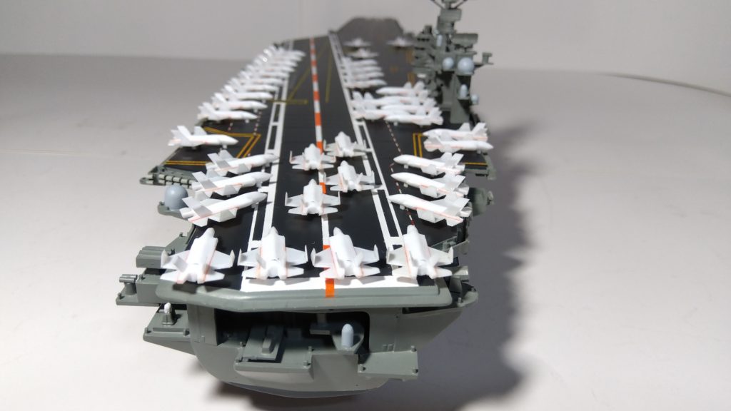 空母カールビンソンのプラモ後方接近画像