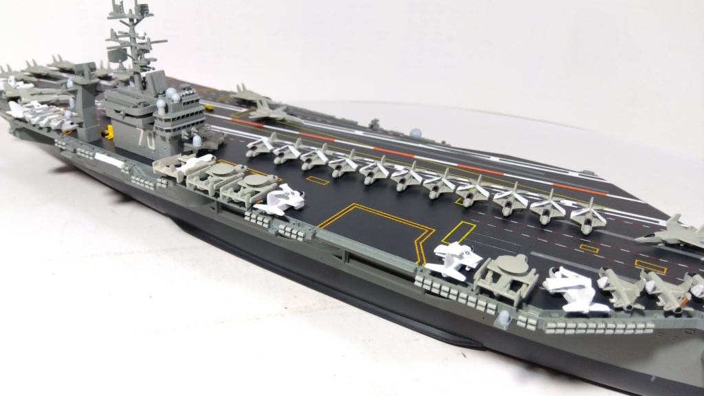 空母カールビンソンのプラモ右斜め上画像