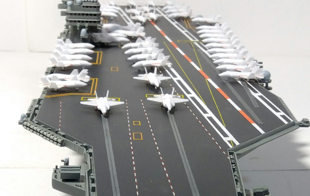 空母カールビンソンのプラモ正面接近画像