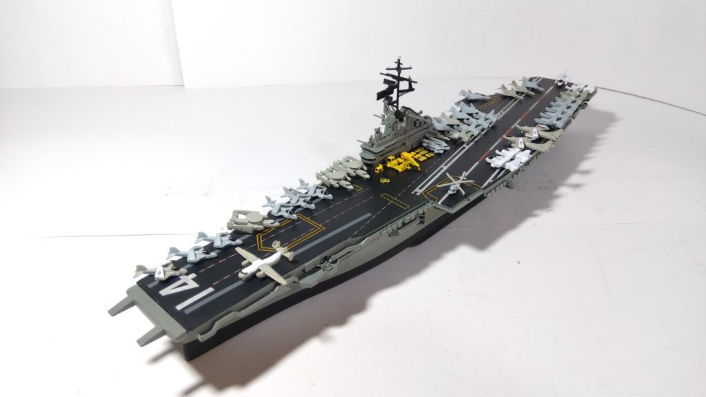 空母タイコンデロガのプラモ左側斜め上画像