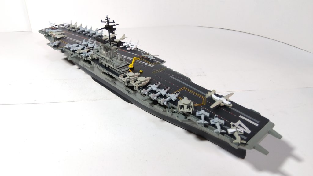 空母タイコンデロガのプラモ右斜め上画像