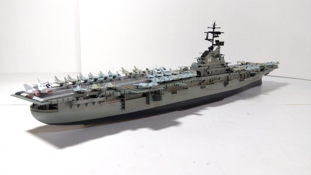 空母タイコンデロガのプラモ右斜め後ろ画像
