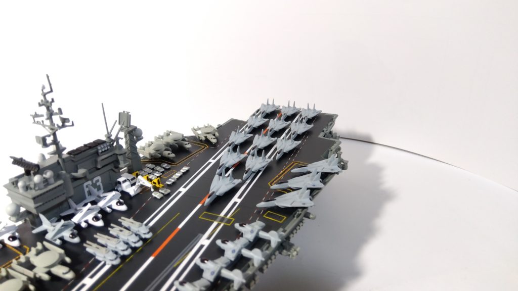 空母キティーホークのプラモ左側斜め上接近画像