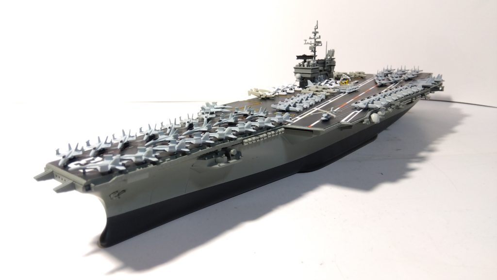 空母キティーホークのプラモ左側斜め上画像