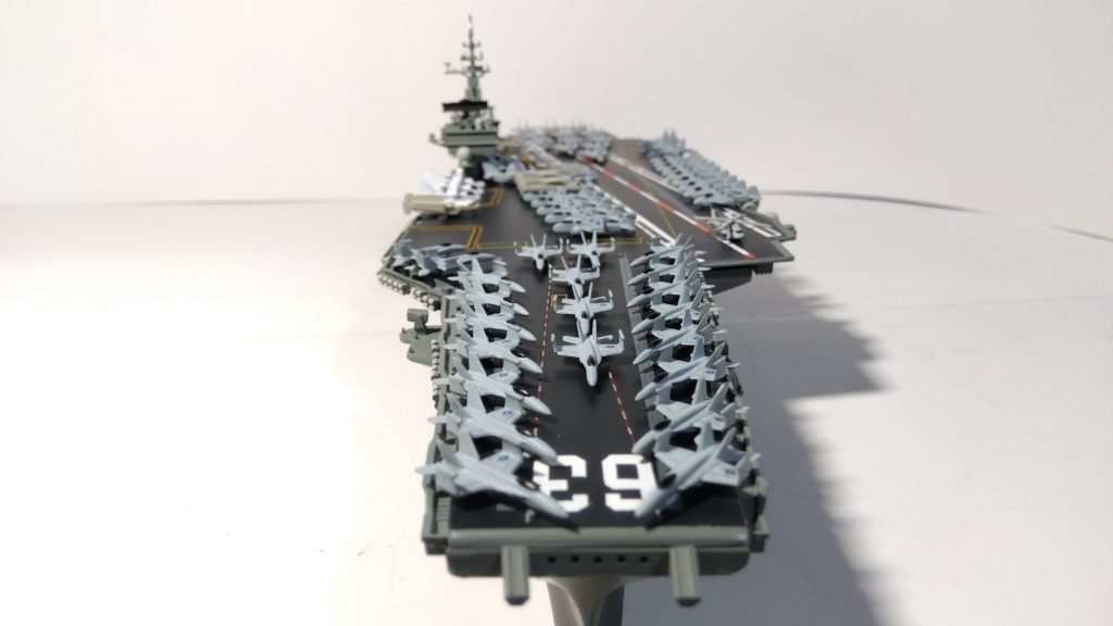 空母キティーホークのプラモ正面画像