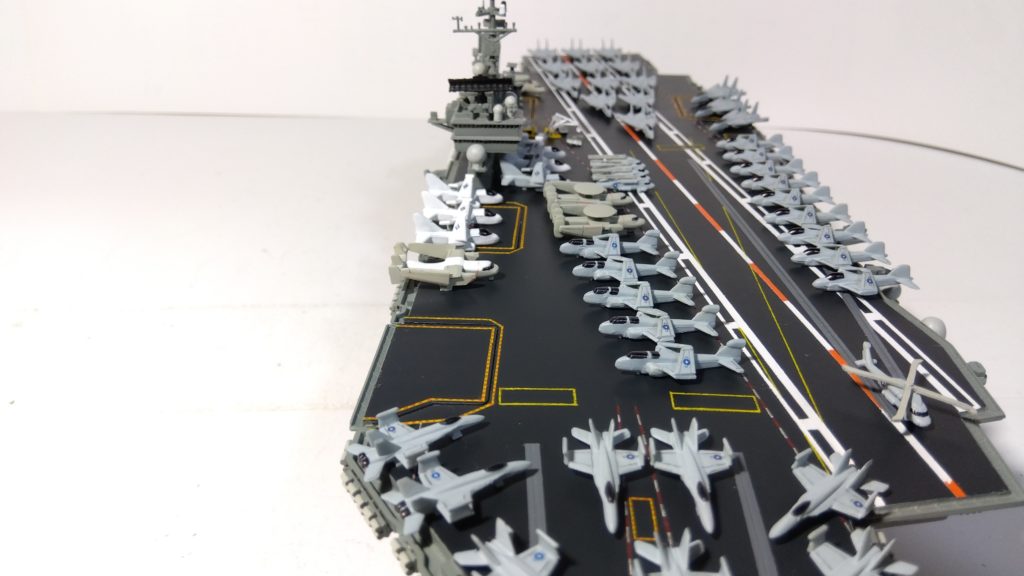 空母キティーホークのプラモ正面接近画像