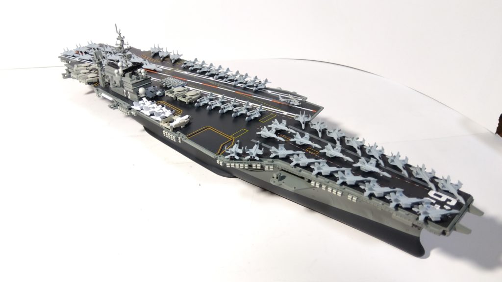 空母キティーホークのプラモ右斜め上画像