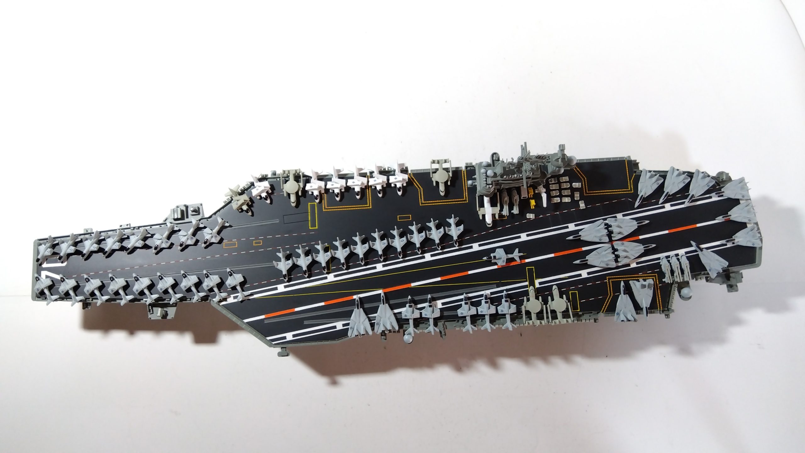 空母カールビンソンのプラモ甲板全体画像