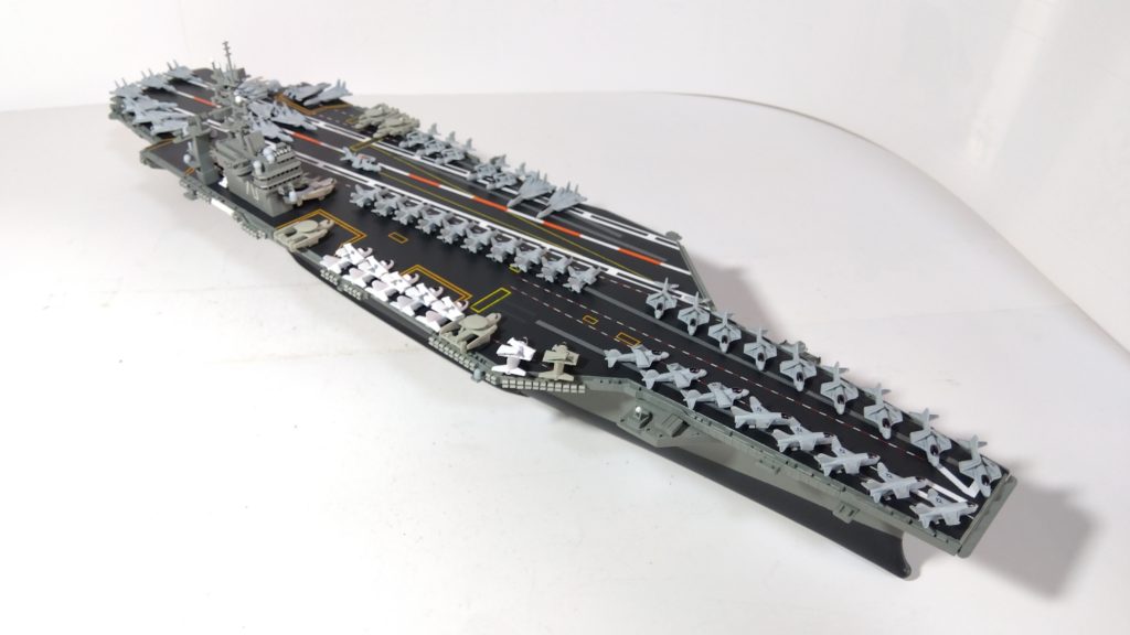 空母カールビンソンのプラモ右斜め上画像