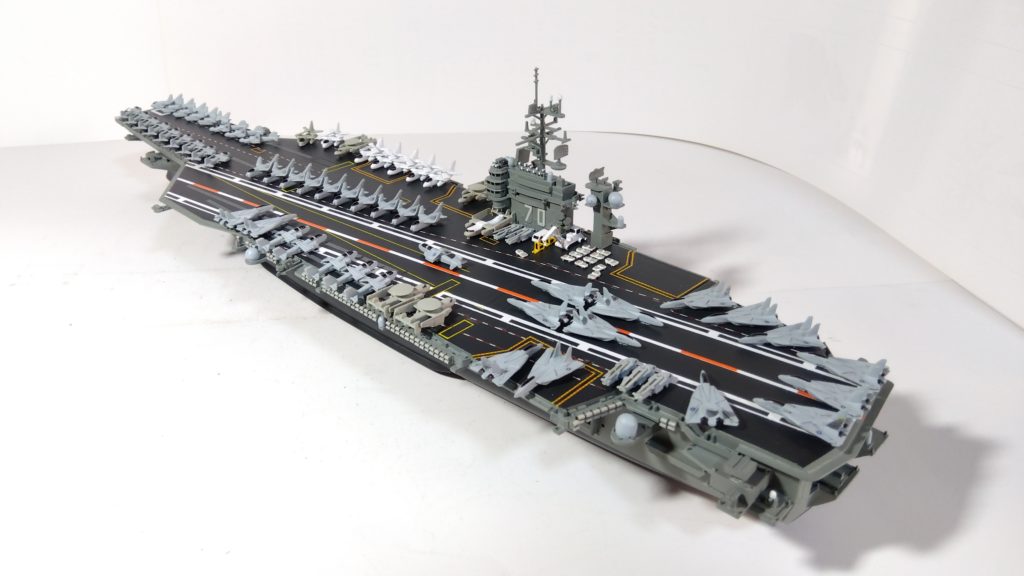 空母カールビンソンのプラモ左斜め後ろ画像