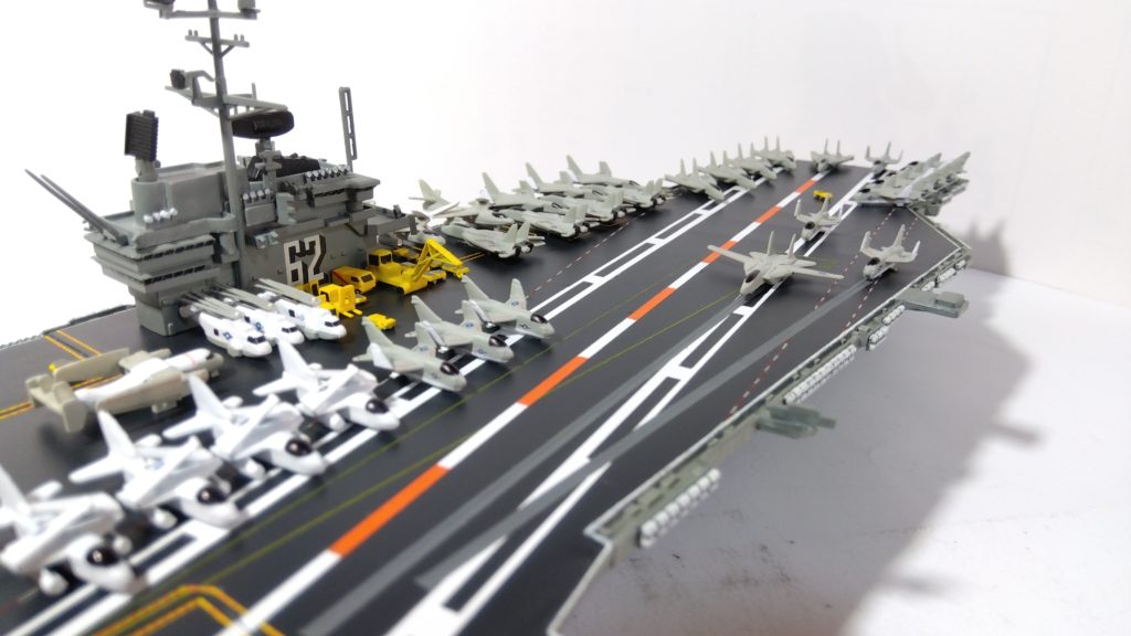 空母インディペンデンスのプラモ左側斜め上画像
