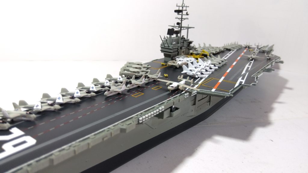 空母インディペンデンスのプラモ左側斜め上画像