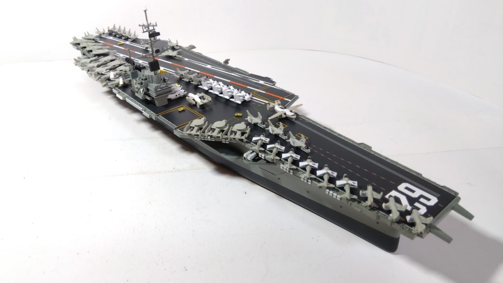 空母インディペンデンスのプラモ右斜め上画像