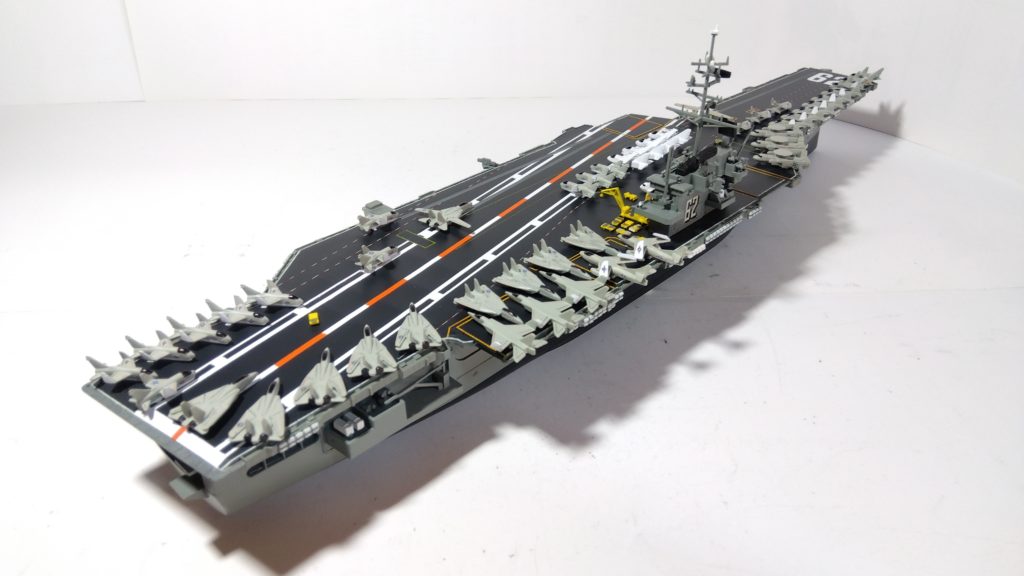 空母インディペンデンスのプラモ右斜め後ろ画像