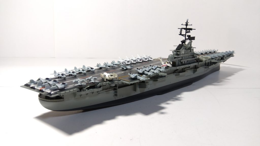 空母タイコンデロガのプラモ右斜め後ろ画像