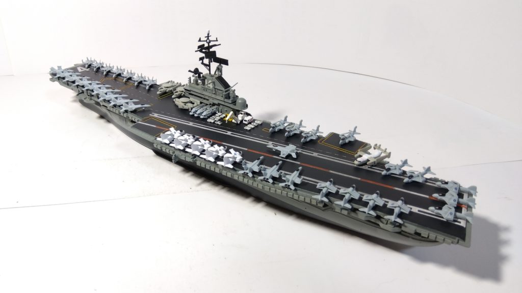 空母タイコンデロガのプラモ左斜め後ろ画像