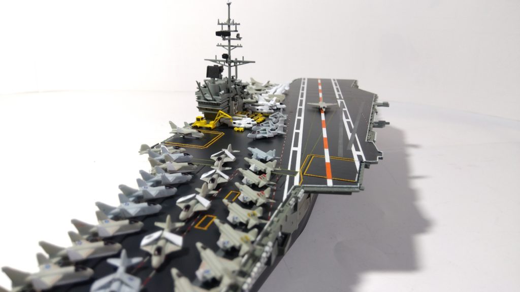 空母インディペンデンスのプラモ左側斜め上画像