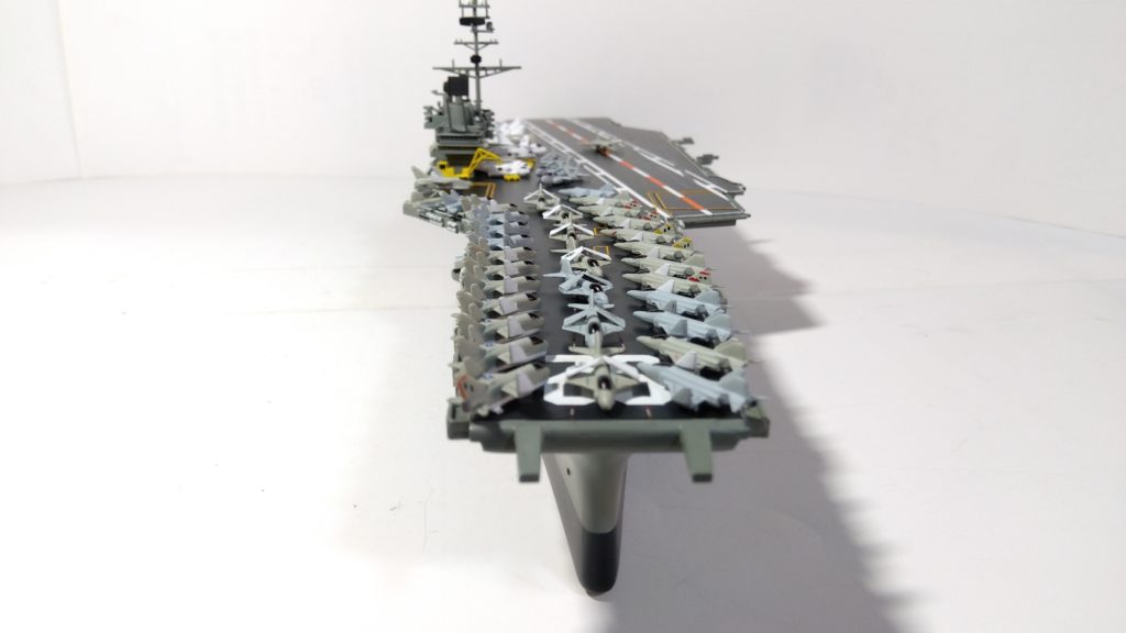 空母インディペンデンスのプラモ正面画像