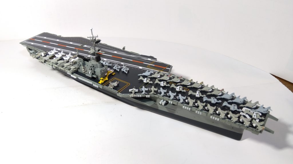 空母インディペンデンスのプラモ右斜め上画像