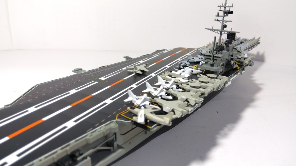 空母インディペンデンスのプラモ右斜め後ろ画像