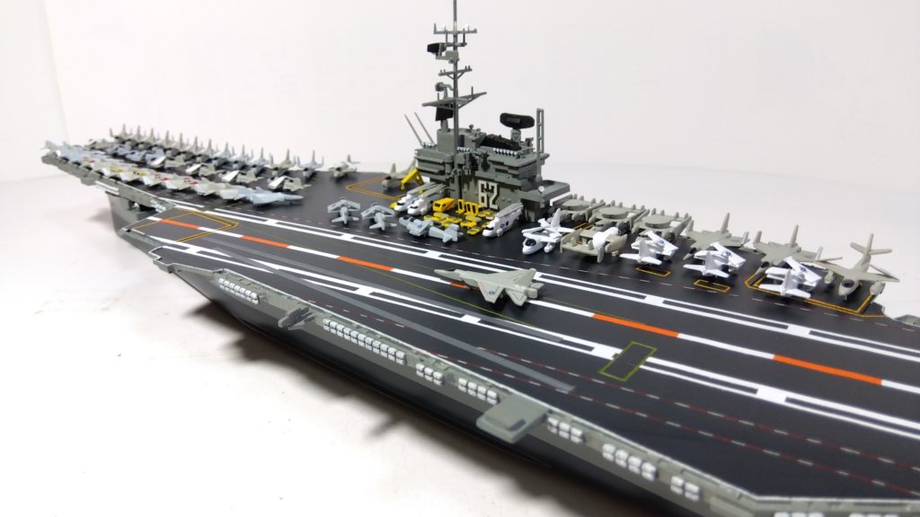 空母インディペンデンスのプラモ左斜め後ろ画像