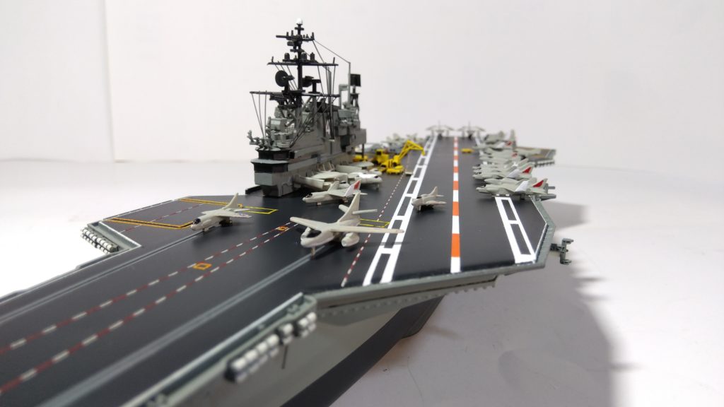 空母ミッドウェイのプラモ左側斜め上画像