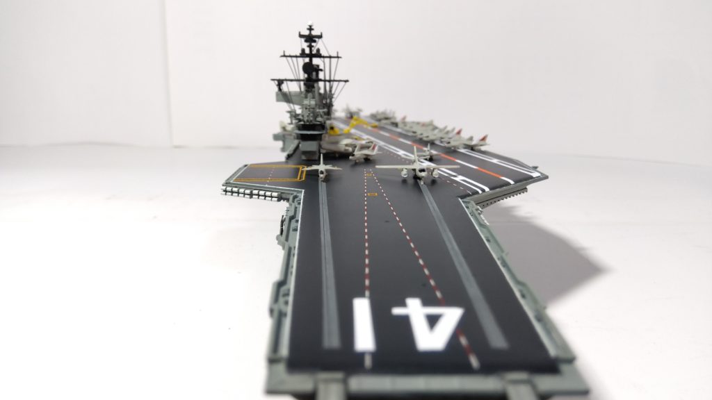 空母ミッドウェイのプラモ正面画像