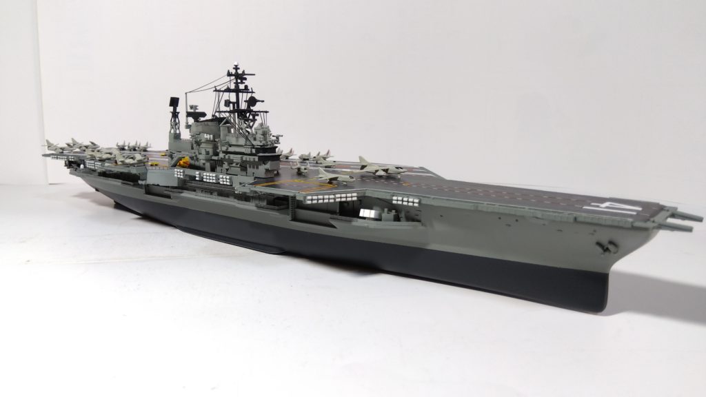 空母ミッドウェイのプラモ右斜め上画像