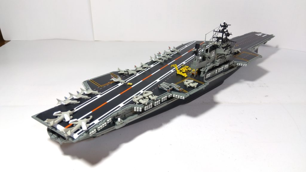 空母ミッドウェイのプラモ右斜め後ろ画像