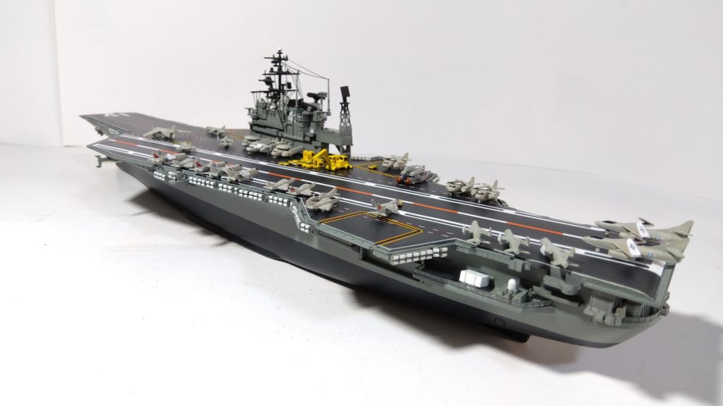 空母ミッドウェイのプラモ左斜め後ろ画像